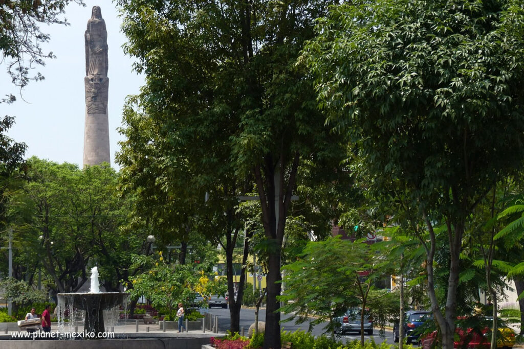 Chapultepec Allee mit Denkmal Niños Heroes
