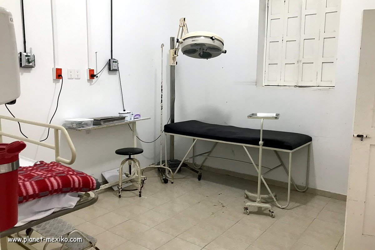 Operationssaal mit Patientenliege in mexikanischem Spital