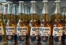 Cerveza Corona Extra, das Bier mit der Limette Cerveza Corona Extra Bier von Grupo Modelo aus Mexiko
