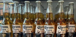 Cerveza Corona Extra, das Bier mit der Limette Cerveza Corona Extra Bier von Grupo Modelo aus Mexiko