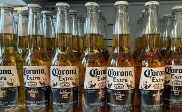 Cerveza Corona Extra, das Bier mit der Limette Cerveza Corona Extra Bier von Grupo Modelo aus Mexiko