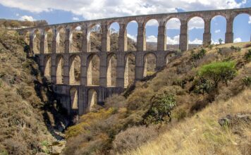 Tepotzotlán und das Aquädukt Arcos del Sitio Tepotzotlán und das Aquädukt Arcos del Sitio im Estado de México