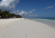 Traumhafter Strand in der Karibik von Cancun in Mexiko