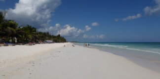 Traumhafter Strand in der Karibik von Cancun in Mexiko