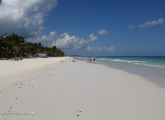 Traumhafter Strand in der Karibik von Cancun in Mexiko