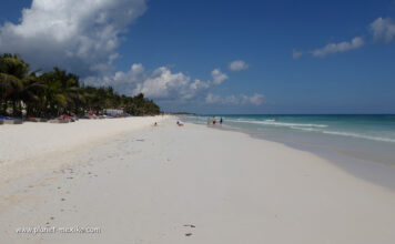 Traumhafter Strand in der Karibik von Cancun in Mexiko
