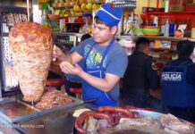 Tacos zubereiten von Taquero in Taqueria in Mexiko