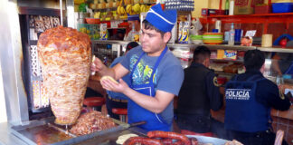 Tacos zubereiten von Taquero in Taqueria in Mexiko