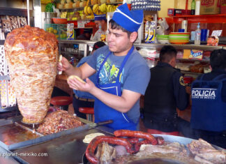 Tacos zubereiten von Taquero in Taqueria in Mexiko