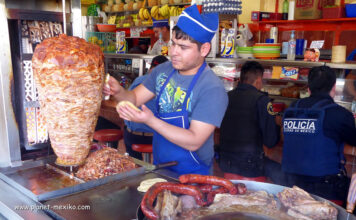 Tacos zubereiten von Taquero in Taqueria in Mexiko