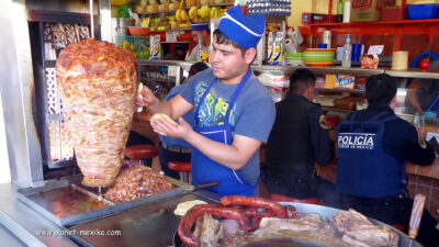 Tacos zubereiten von Taquero in Taqueria in Mexiko