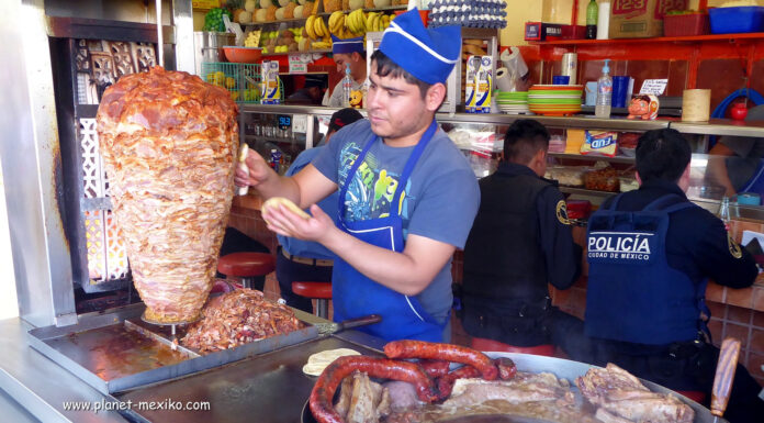 Tacos zubereiten von Taquero in Taqueria in Mexiko