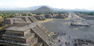 Teotihuacan mit Sonnenpyramide und Mondpyramide in Mexiko