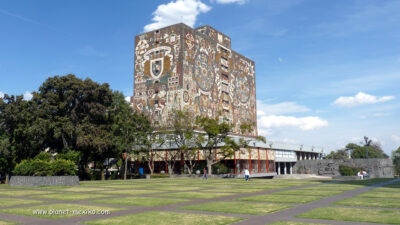 Universität und Bibliothek als Attraktionen und Ausflugstipps im Süden von Mexiko City