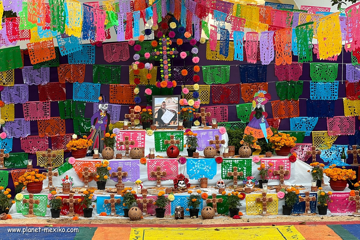 Papel Picado mit Totenaltar in Mexiko