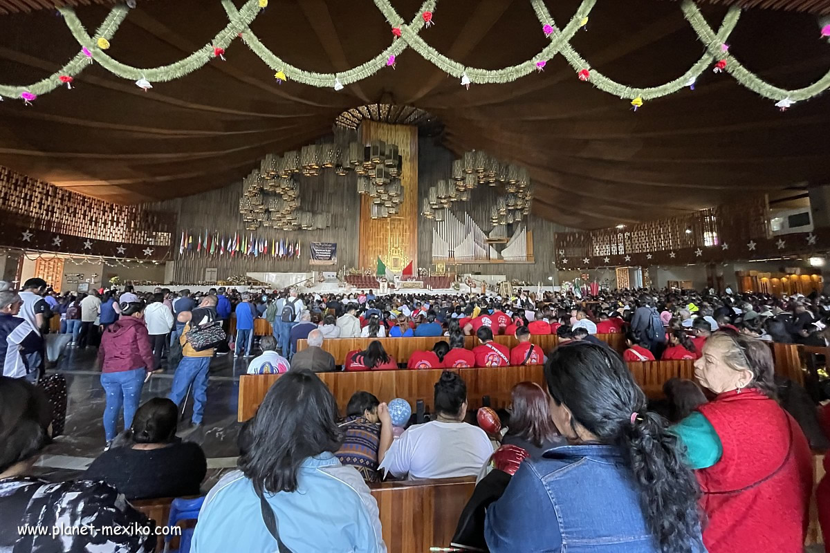 Pilger in der Basilika am Jahrestag 12. Dezember in Mexiko-Stadt