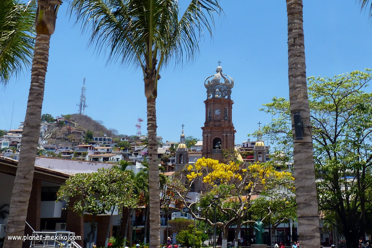 Plaza de Armas mit der Kirche von Vallarta