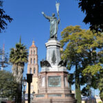 Plaza mit Monument von Miguel Hidalgo