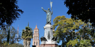 Plaza mit Monument von Miguel Hidalgo