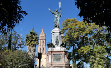 Plaza mit Monument von Miguel Hidalgo