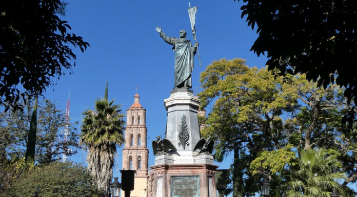 Plaza mit Monument von Miguel Hidalgo