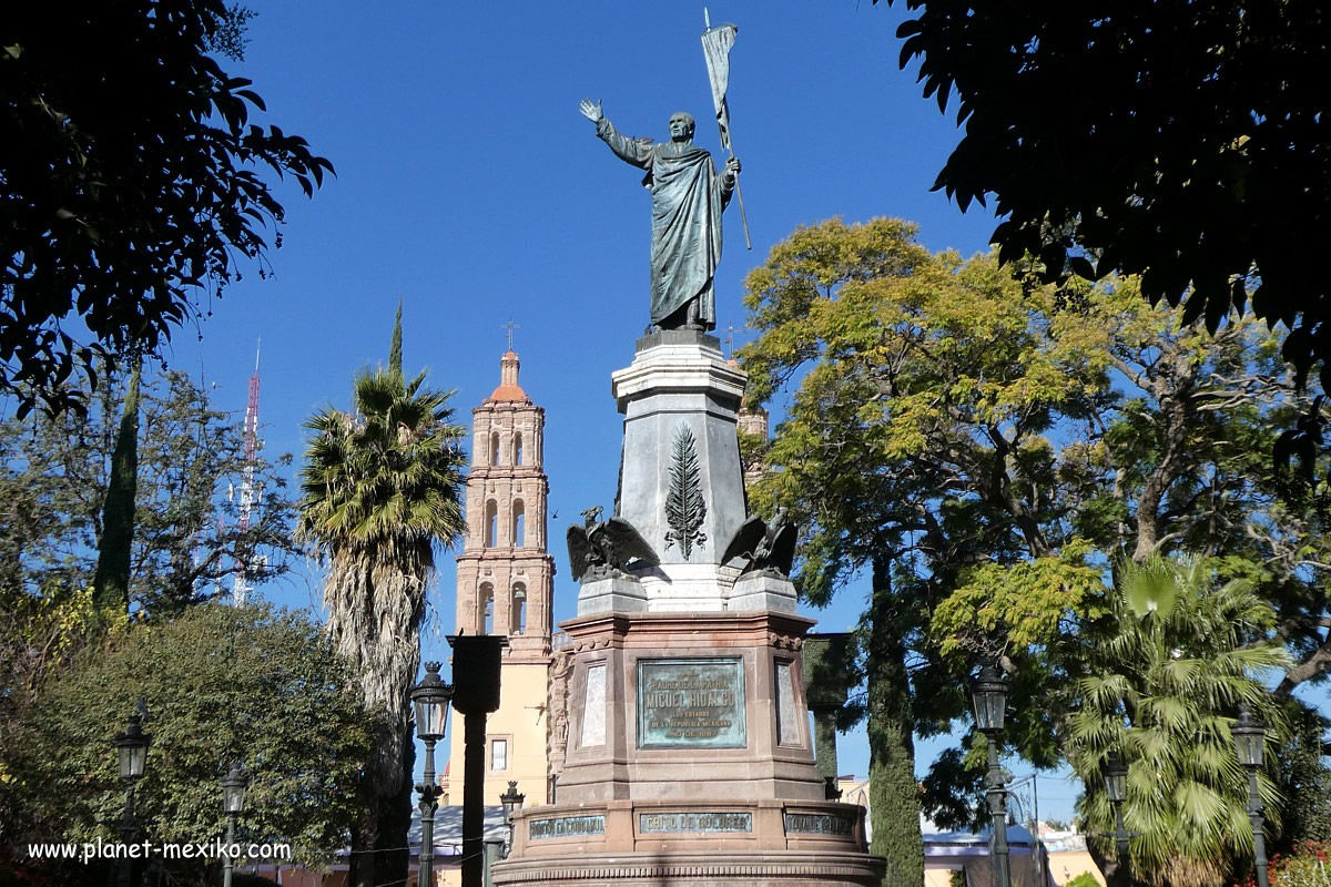 Plaza mit Monument von Miguel Hidalgo