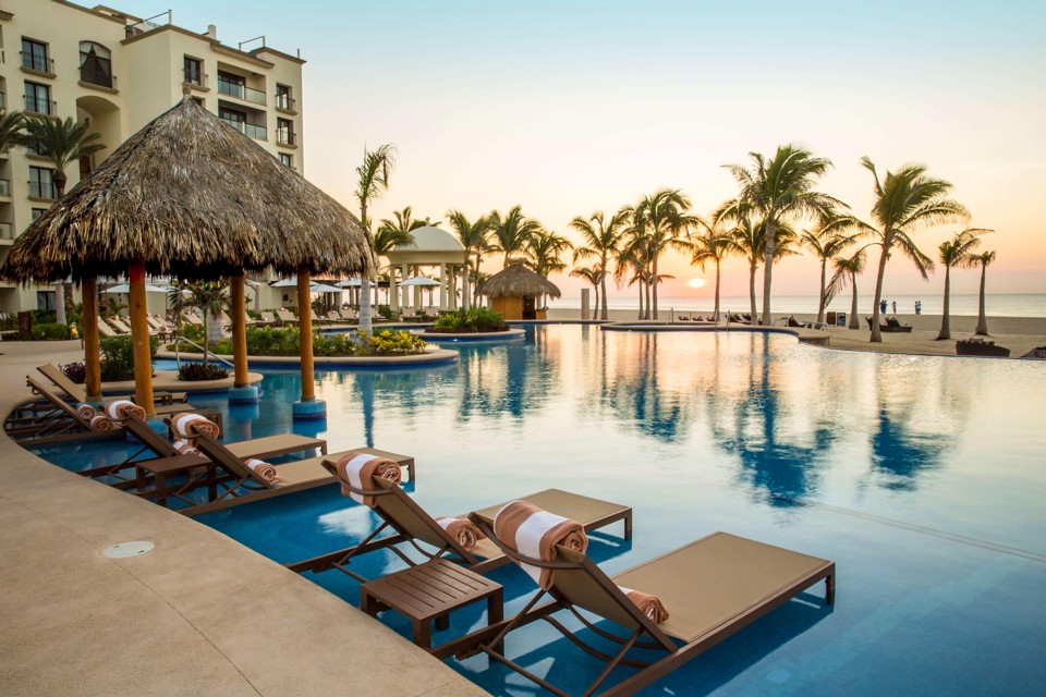 Pool mit Sonnenuntergang im Hyatt Ziva Resort