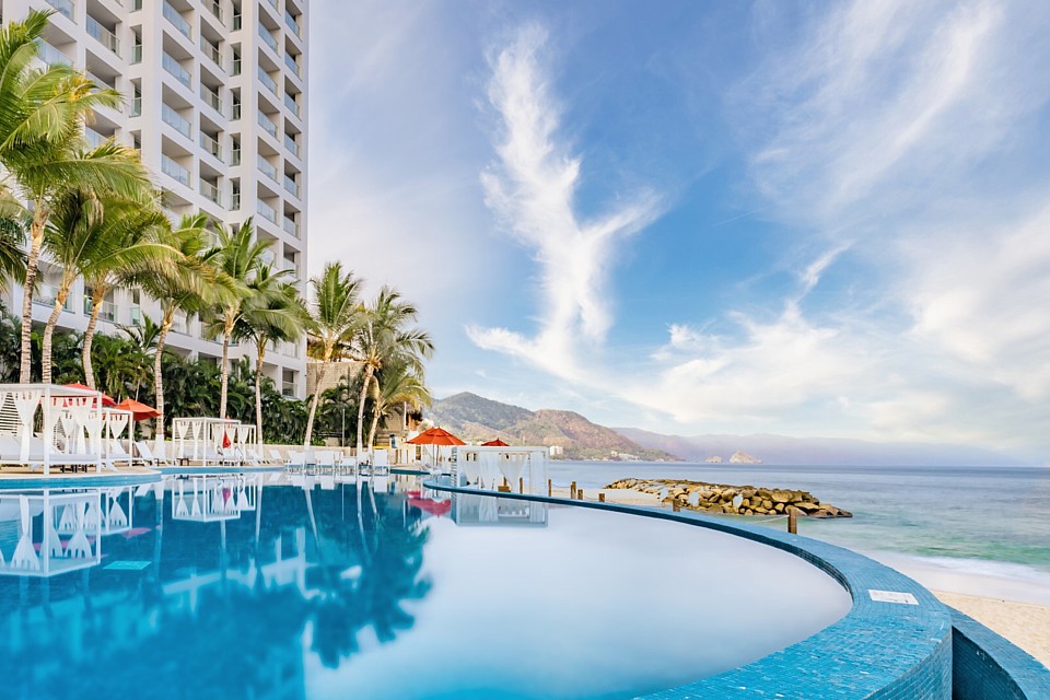 Pool und Strand des Hilton Vallarta Riviera Resort
