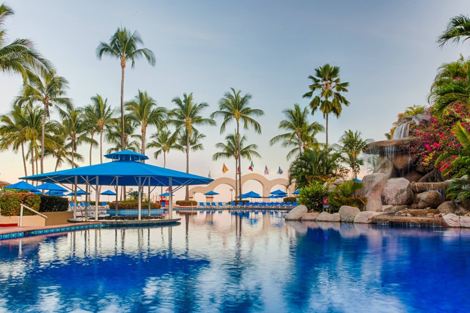 Pool im Strandhotel Barcelo