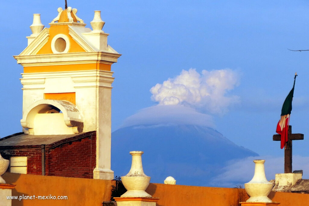 Kirche in Puebla und Vulkan Popocatépetl