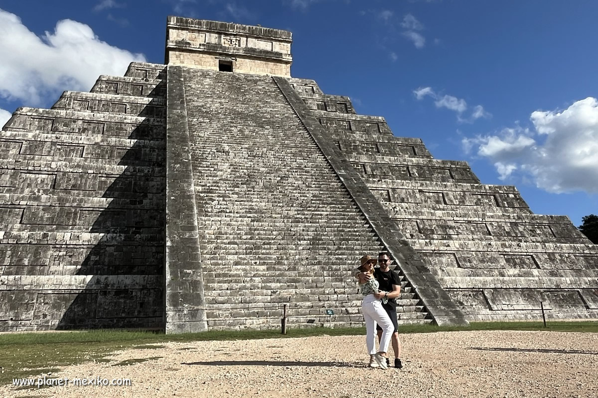 Touristen bei Tempel von Chichen Itza