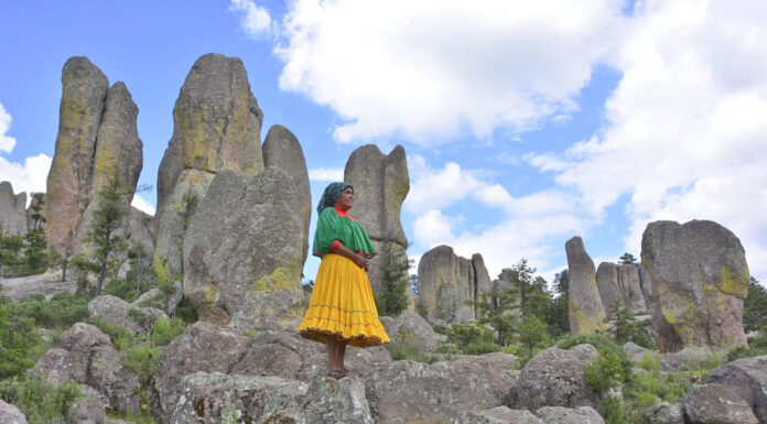 Frau der Rarámuri in der Sierra Tarahumara von Creel