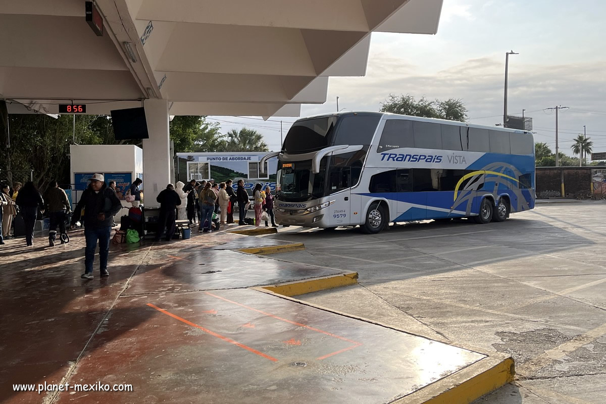 Reisebus von Transpais am Busbahnhof