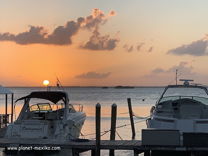 Boot im Sonnenuntergang von Cancún