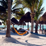 Hängematte am Sandstrand der Insel Holbox in Yucatán