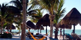 Hängematte am Sandstrand der Insel Holbox in Yucatán