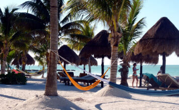 Hängematte am Sandstrand der Insel Holbox in Yucatán