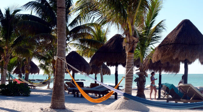 Hängematte am Sandstrand der Insel Holbox in Yucatán