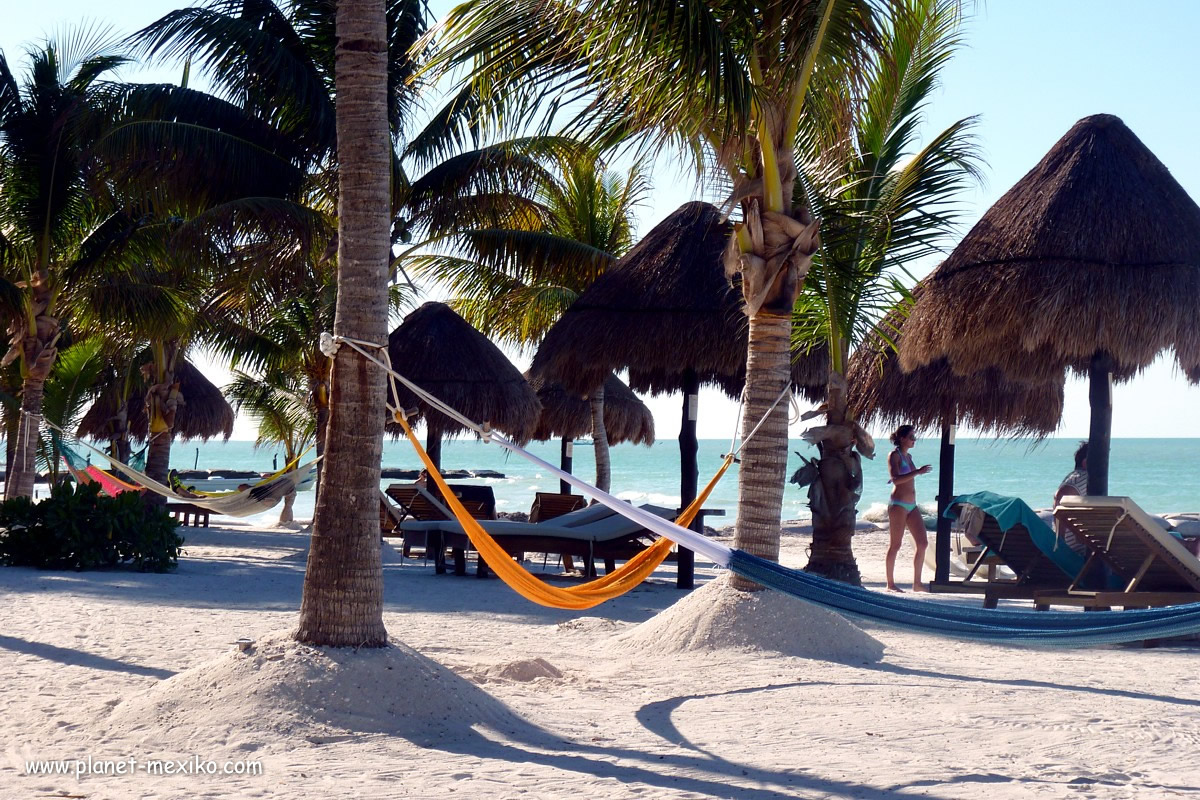 Hängematte am Sandstrand der Insel Holbox in Yucatán