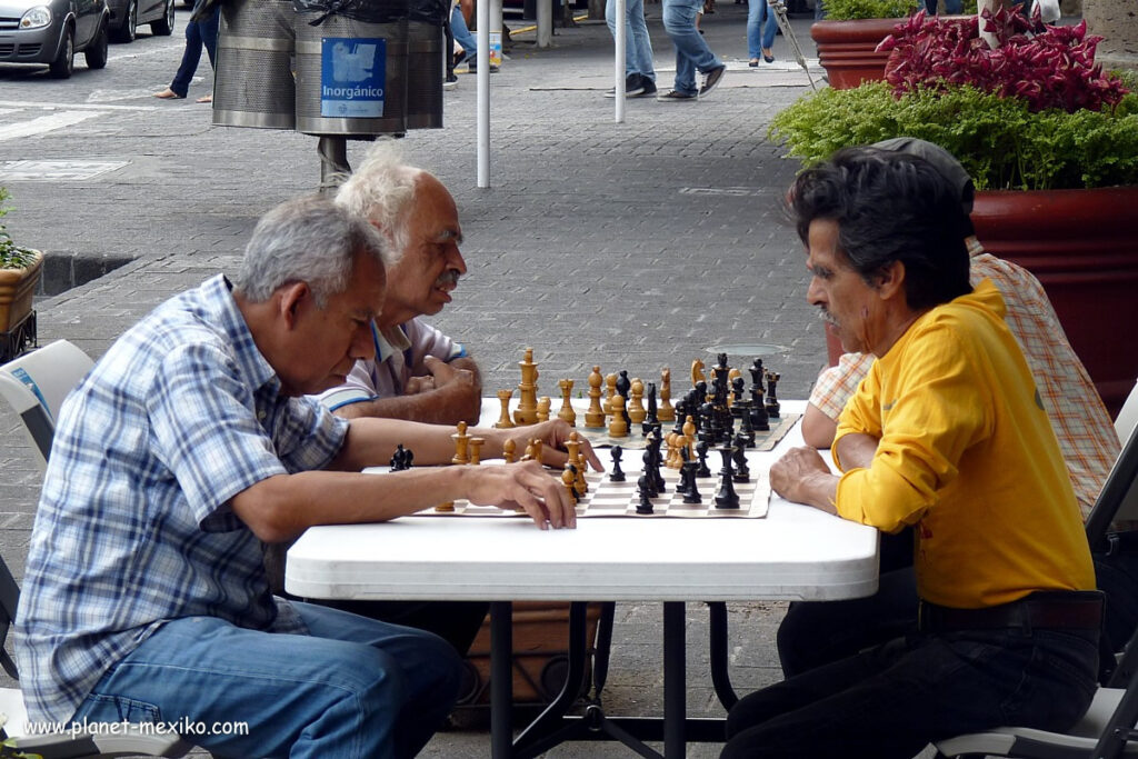 Partie Schach im Parque Revolución