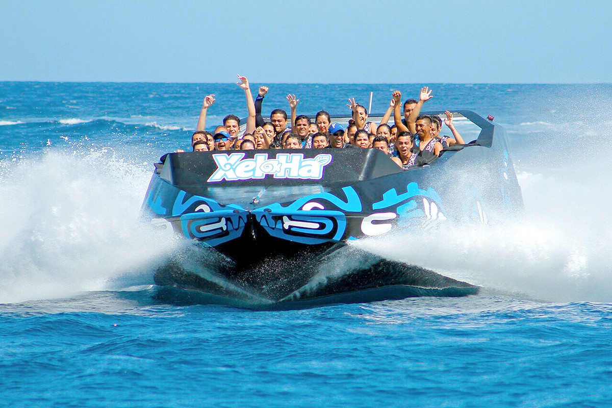 Schnellboot beim Wasserpark Xel-Ha in Mexiko