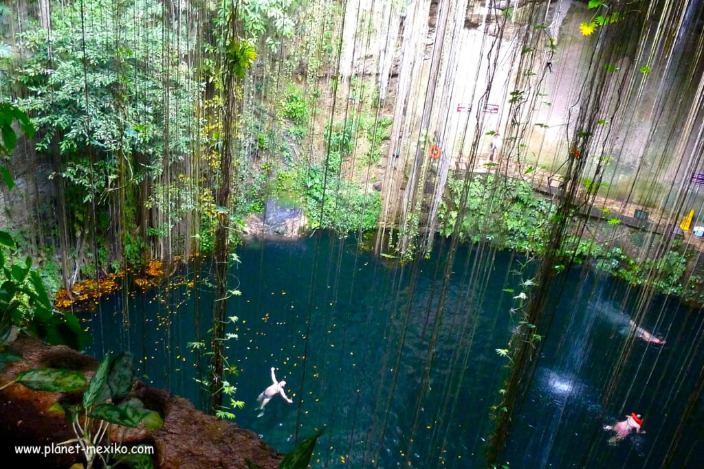 Schwimmen in einer unterirdischen Cenote