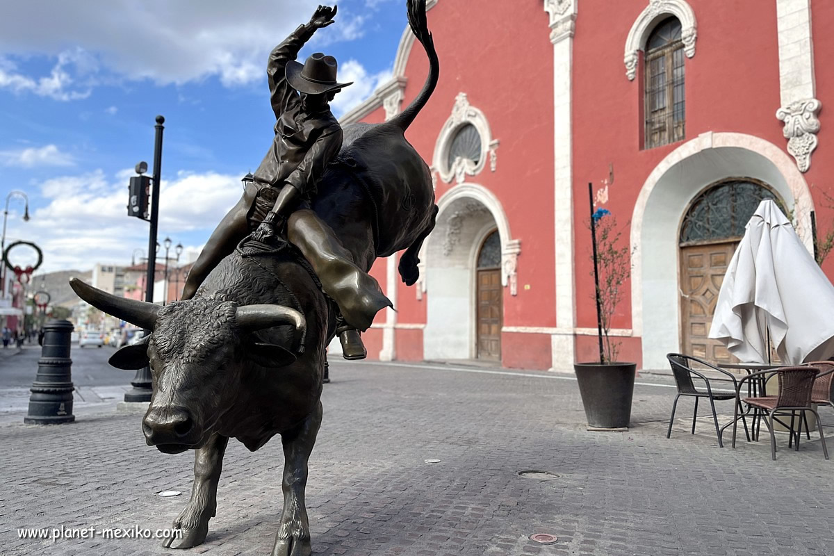 Jinete del Desierto Skulptur mit Stier