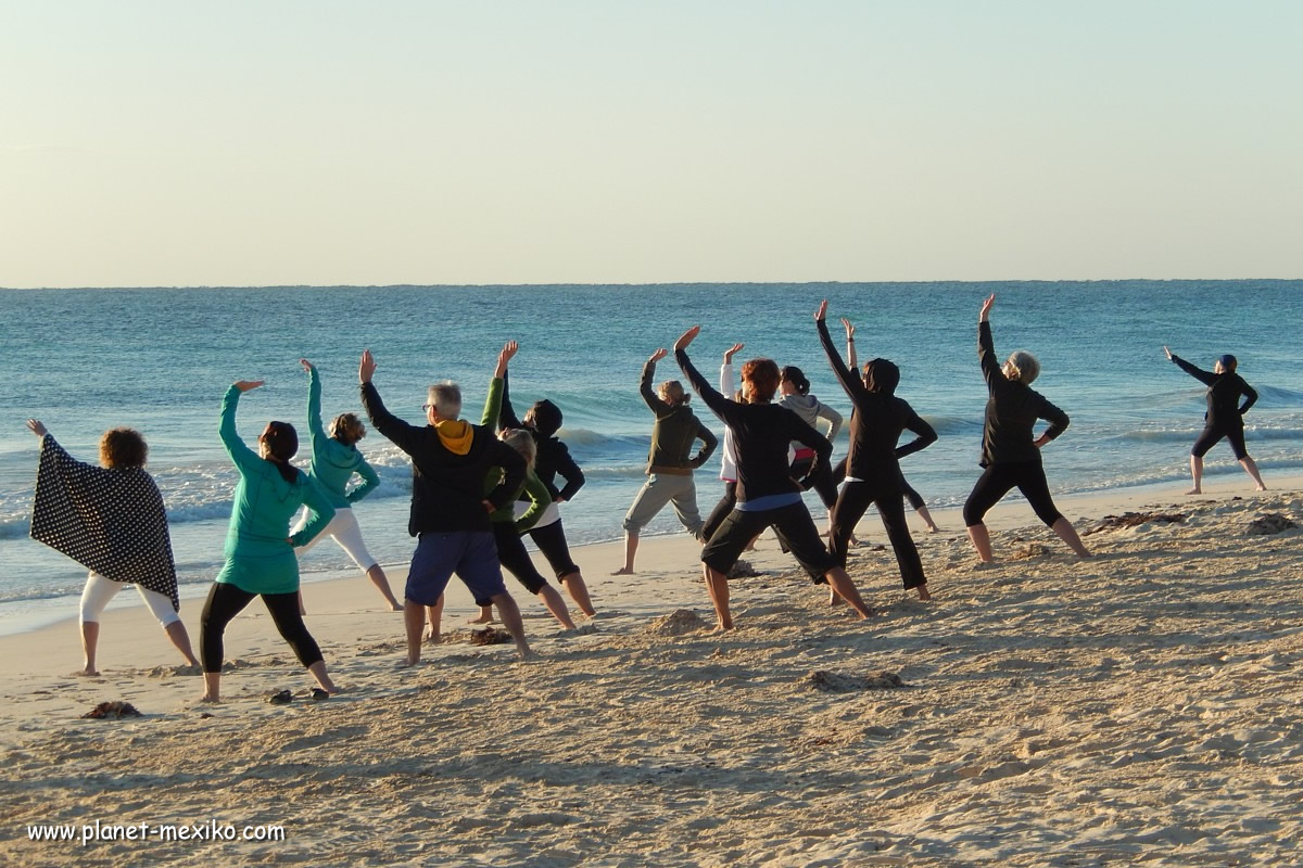 Sportliche Aktivität beim Yoga am Strand