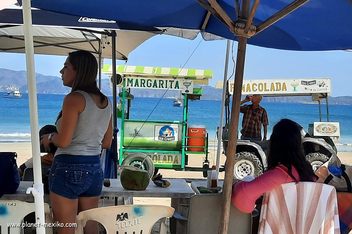 Bar am Strand von Barra de Navidad