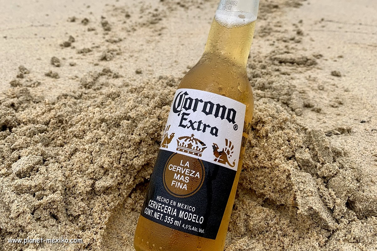 Strand mit Corona-Bier der Brauerei Grupo Modelo