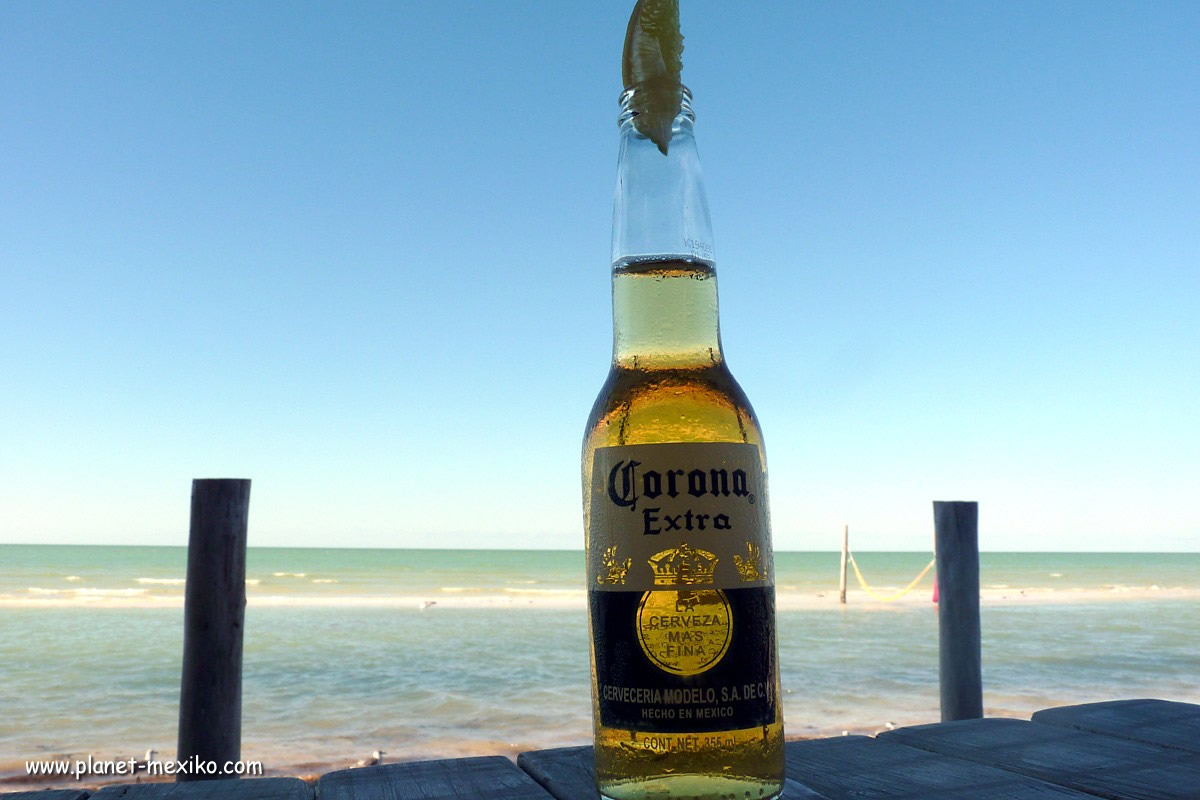 Corona Extra Bier mit Limette am Strand