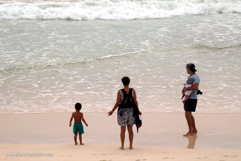 Familie im Urlaub am Strand in Mexiko