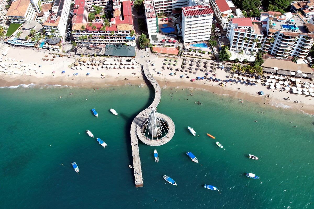 Strand Playa Los Muertos mit Pier und Booten