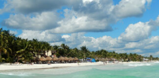 Karibischer Strand an der Riviera Maya